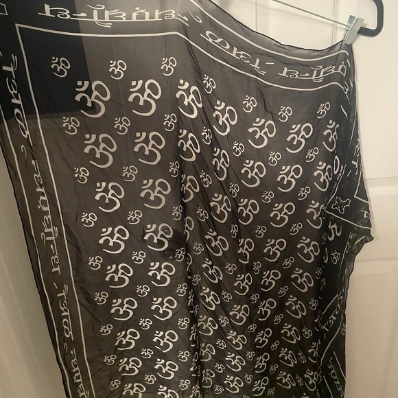 Royal Underground 100% Silk Scarf Black White Hindu Om Sign Design 44" X 42" - Picture 2 of 8
